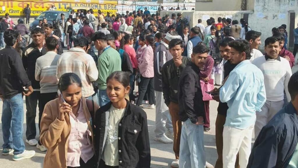 लखनऊ में प्रेस कॉन्फ्रेंस के दौरान घोषणा