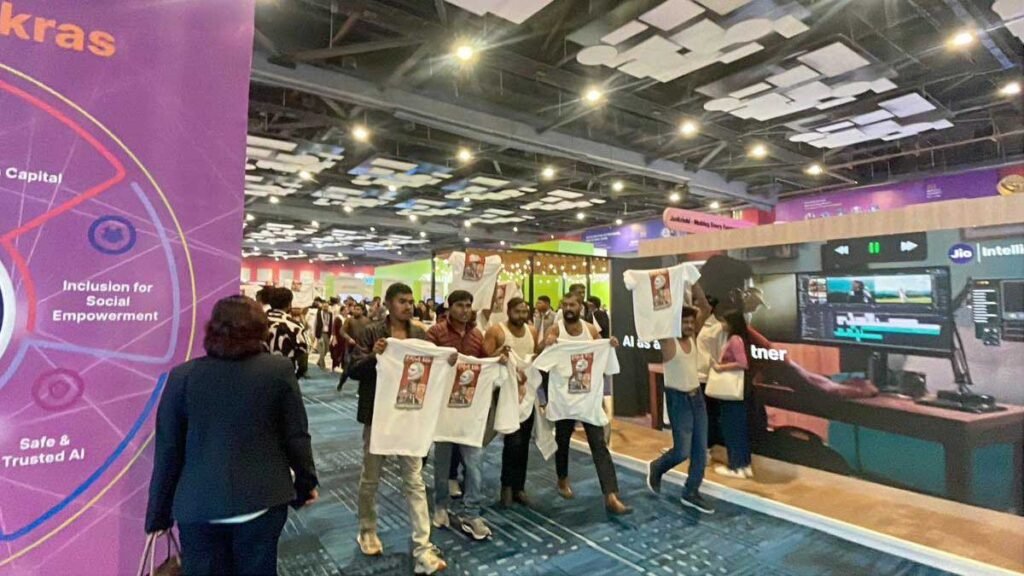 QR कोड एंट्री से अंदर पहुंचे प्रदर्शनकारी