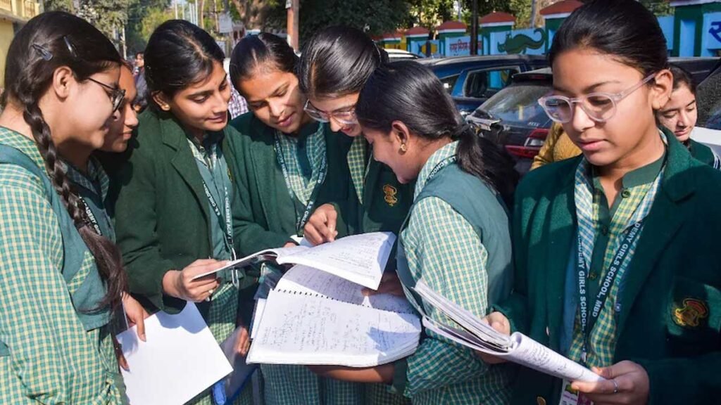 CBSE 10वीं छात्र परीक्षा के बाद चर्चा करते हुए