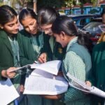 CBSE 10वीं छात्र परीक्षा के बाद चर्चा करते हुए