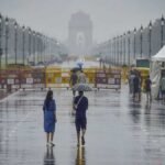 दिल्ली में हल्के बादलों और धुंध के बीच सड़क दृश्य