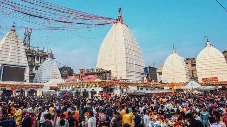 देवघर बाबा बैद्यनाथ मंदिर में महाशिवरात्रि की भीड़