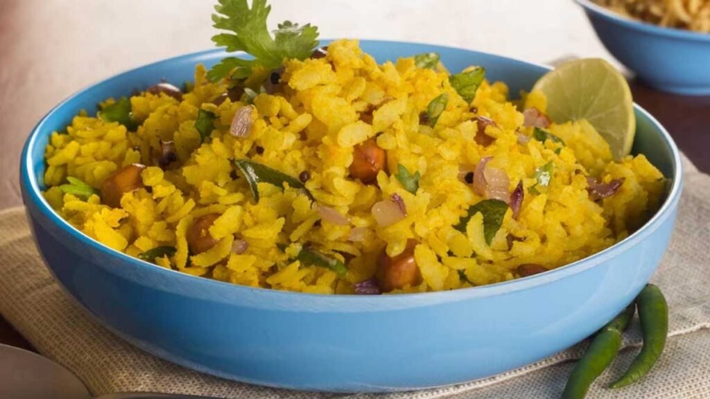 हाई-प्रोटीन पोहा विथ पनीर एंड स्प्राउट्स (High-Protein Poha with Paneer and Sprouts)वजन घटाने में मददगार पनीर, मटर और मूंग स्प्राउट्स से बना स्वादिष्ट हाई-प्रोटीन पोहा। | (Photo- Getty Image)