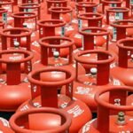 होली पर मुफ्त गैस सिलेंडर वितरण ग्राफिक।