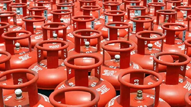 होली पर मुफ्त गैस सिलेंडर वितरण ग्राफिक।