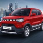 शोरूम में खड़ी मारुति ऑल्टो और एस-प्रेसो कारें।