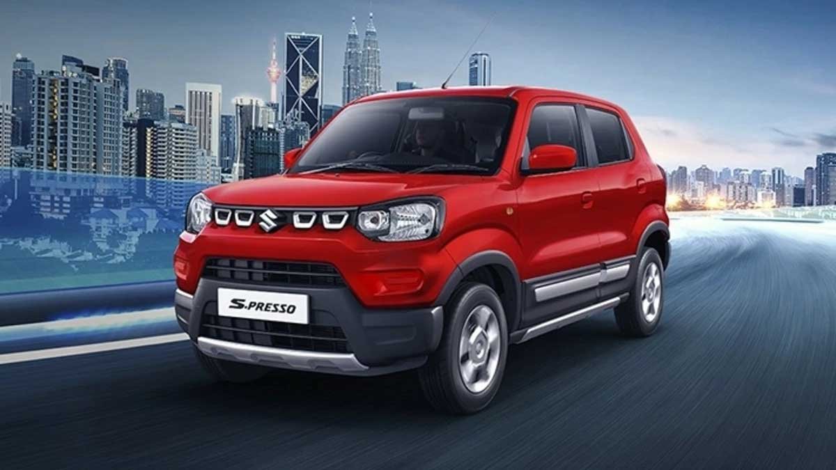 शोरूम में खड़ी मारुति ऑल्टो और एस-प्रेसो कारें।