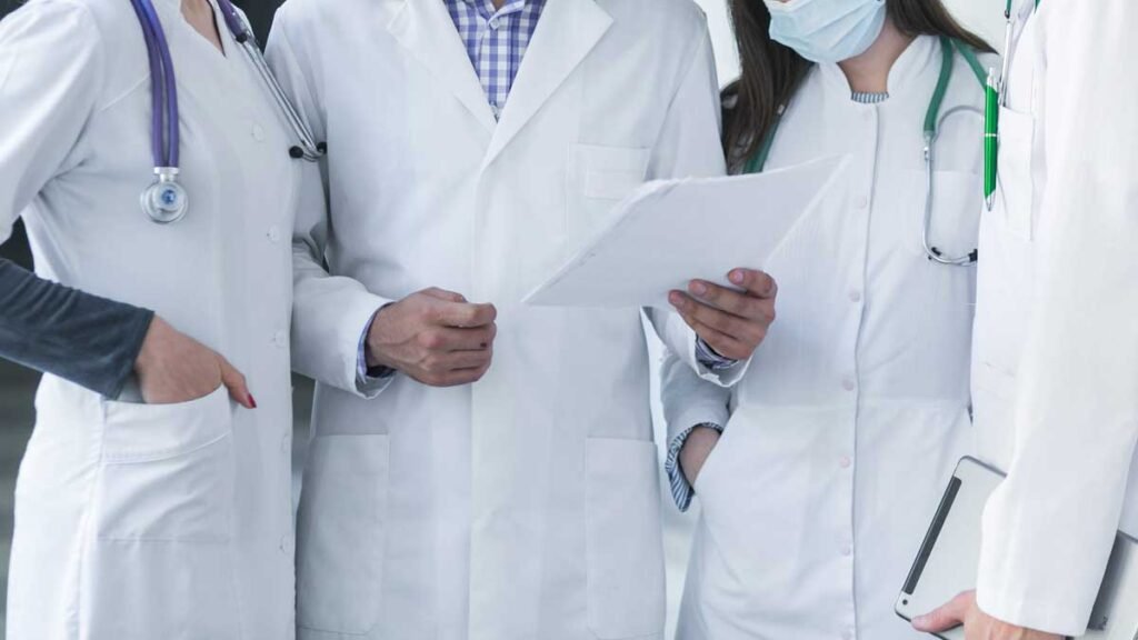 डॉक्टरों की टीम कर रही है लगातार निगरानी