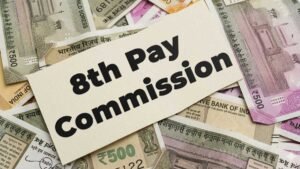 रेलवे लोको पायलट ट्रेन चलाते हुए