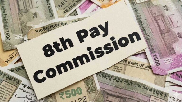 रेलवे लोको पायलट ट्रेन चलाते हुए