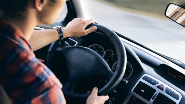 कार की सीट पर रखी पानी की बोतल से आग लगने का खतरा