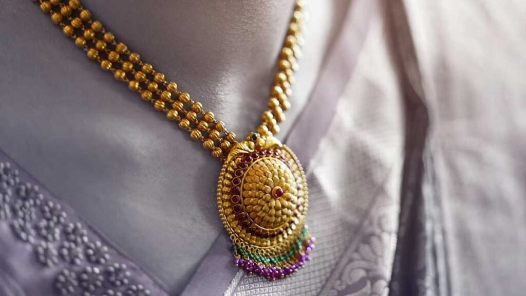 गोल्ड बार और सिल्वर कॉइन्स की फोटो।