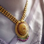 गोल्ड बार और सिल्वर कॉइन्स की फोटो।