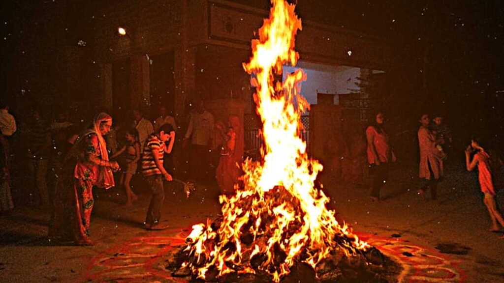 कब उठाएं होलिका की राख?