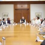 पीएम मोदी ऊर्जा आपूर्ति पर बैठक करते हुए