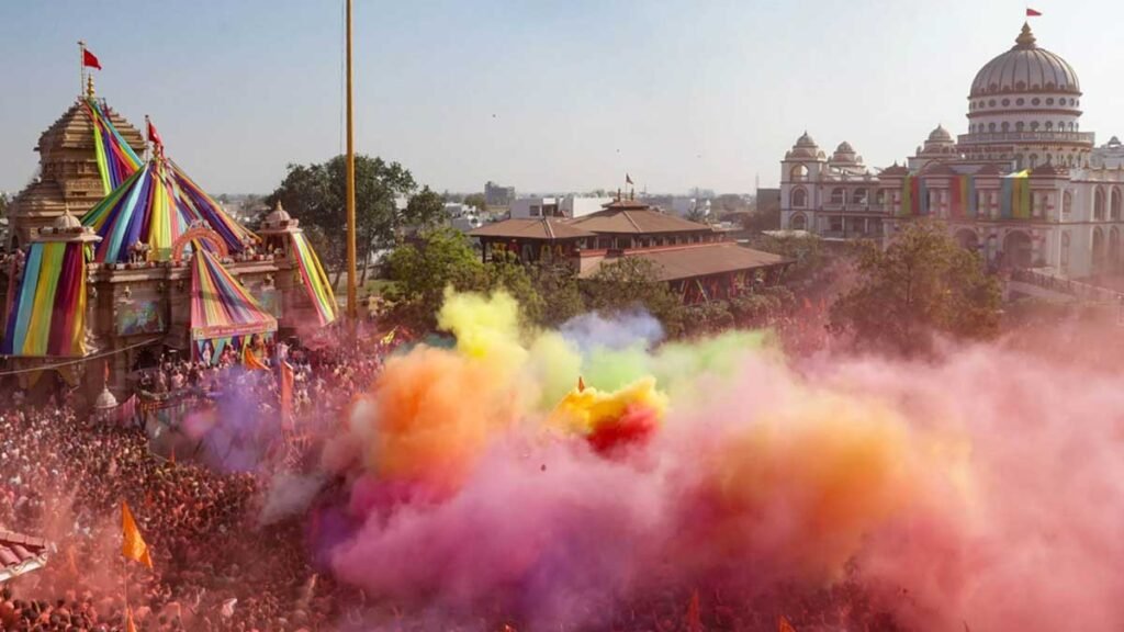 मथुरा-अयोध्या में आस्था के रंगों से सराबोर हुए लाखों श्रद्धालु