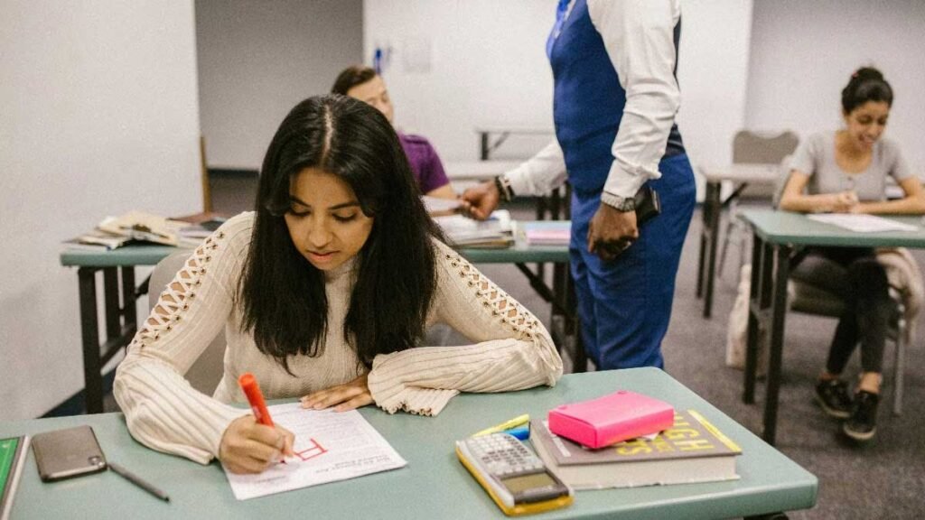 यूपी लेखपाल भर्ती परीक्षा 2026 तैयारी करते छात्र