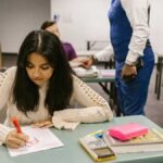 यूपी लेखपाल भर्ती परीक्षा 2026 तैयारी करते छात्र