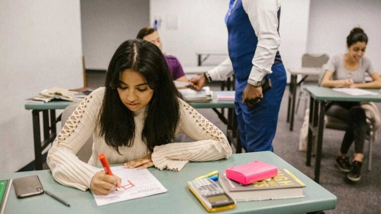 यूपी लेखपाल भर्ती परीक्षा 2026 तैयारी करते छात्र