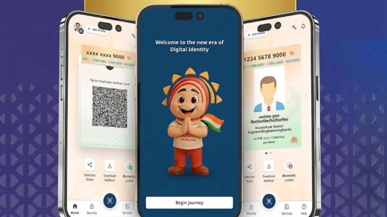 आधार कार्ड अपडेट प्रक्रिया करते हुए व्यक्ति