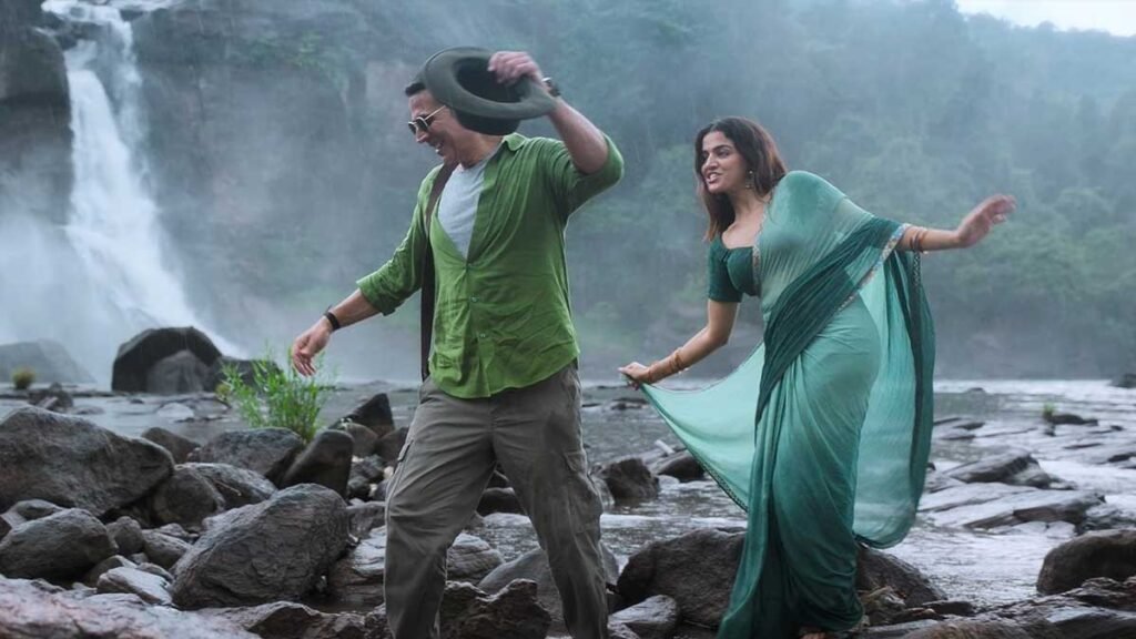 अक्षय कुमार और वामिका गब्बी रोमांटिक सीन में