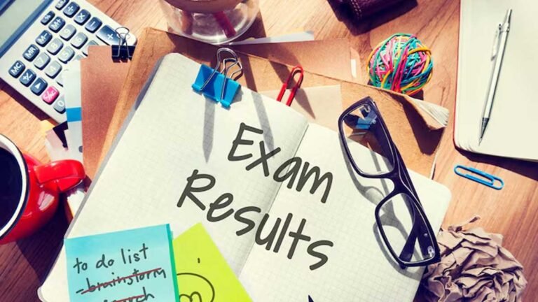 अन्ना यूनिवर्सिटी रिजल्ट 2025 ऑनलाइन चेक करते छात्र