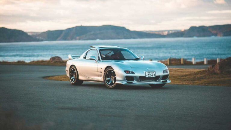 सैटेलाइट कॉलिंग तकनीक वाली आधुनिक कार