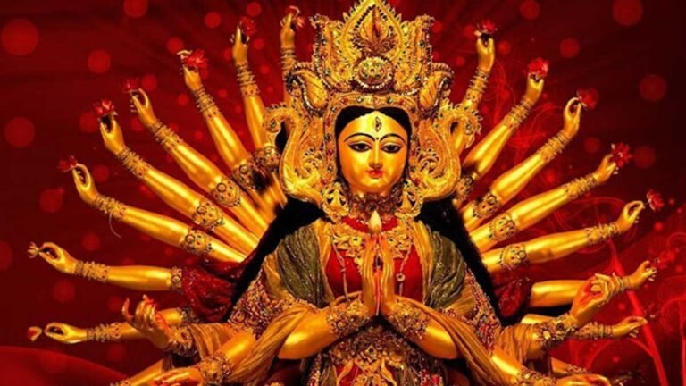 चैत्र नवरात्र में देवी कवच पाठ करते भक्त