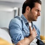 रात में सीने में दर्द से परेशान व्यक्ति