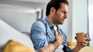 रात में सीने में दर्द से परेशान व्यक्ति