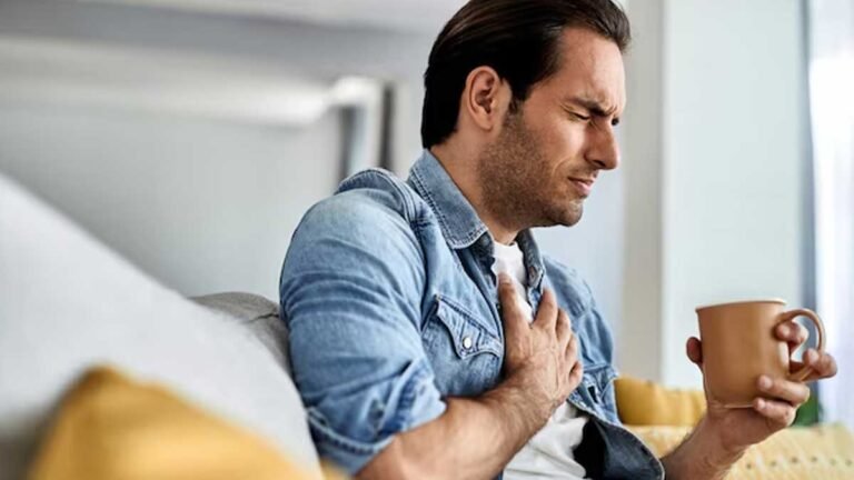 रात में सीने में दर्द से परेशान व्यक्ति