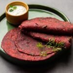 चुकंदर से बनी हेल्दी रोटी की प्लेट