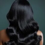 गर्मियों में दही से बालों की देखभाल करते हुए महिला