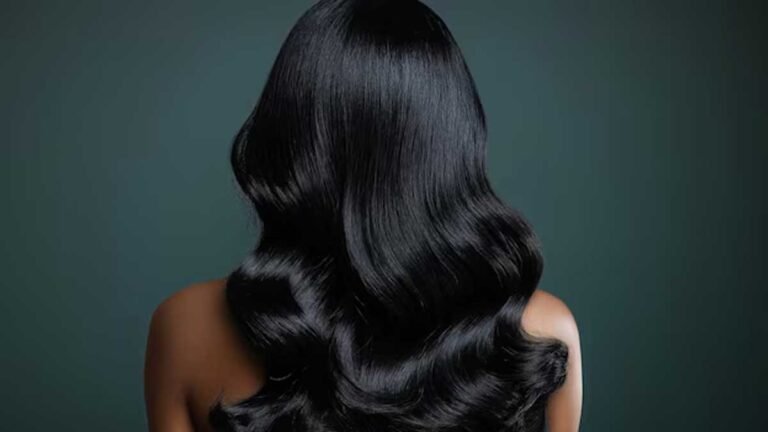 गर्मियों में दही से बालों की देखभाल करते हुए महिला