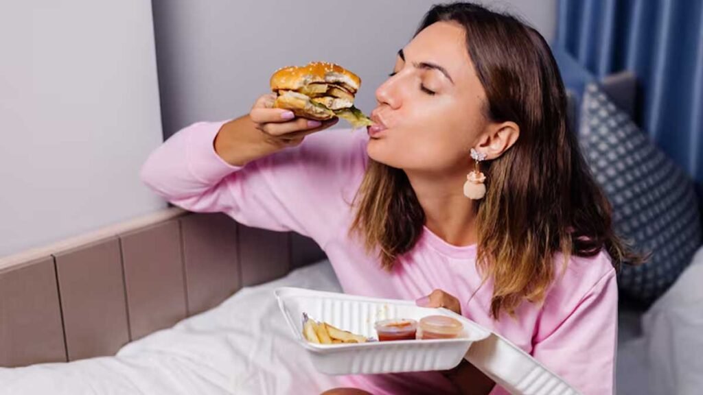 जल्दी-जल्दी खाना खाते हुए व्यक्ति