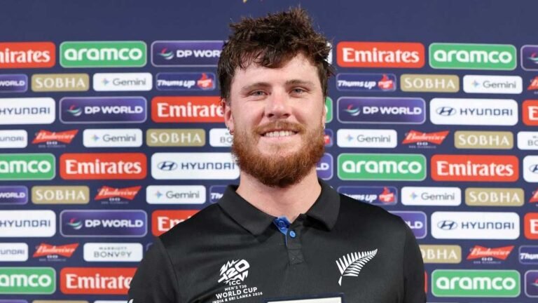 सेमीफाइनल में शतक के बाद जश्न मनाते फिन एलन