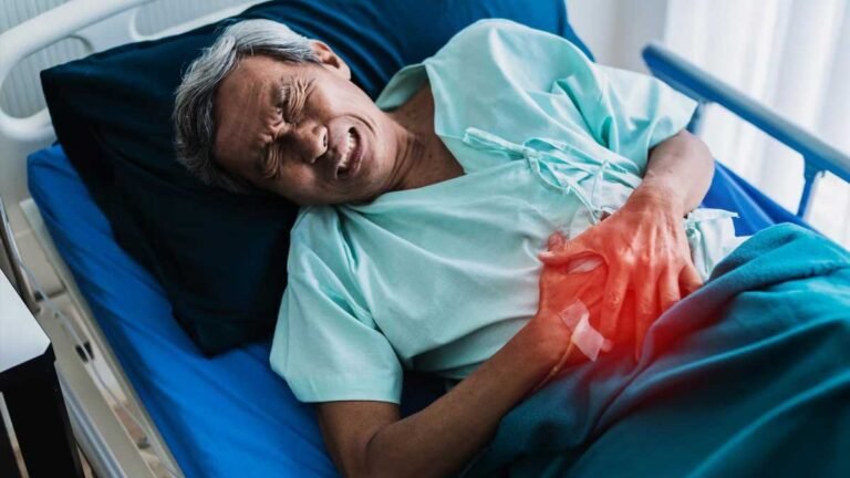 ग्रेनुलोमैटस हेपेटाइटिस से पीड़ित महिला का प्रतीकात्मक चित्र