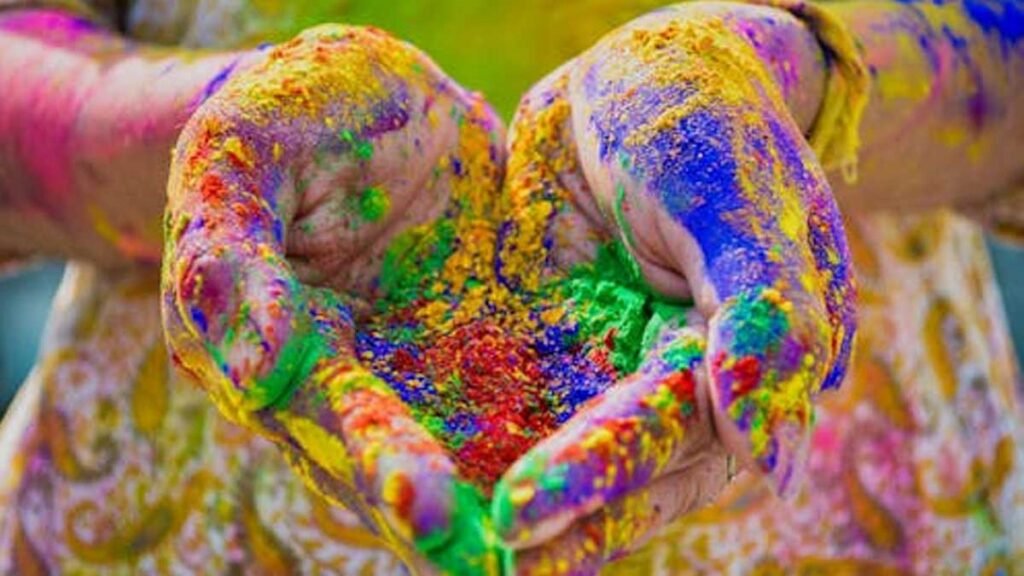 होली 2026 दान की थाली और रंग-गुलाल।