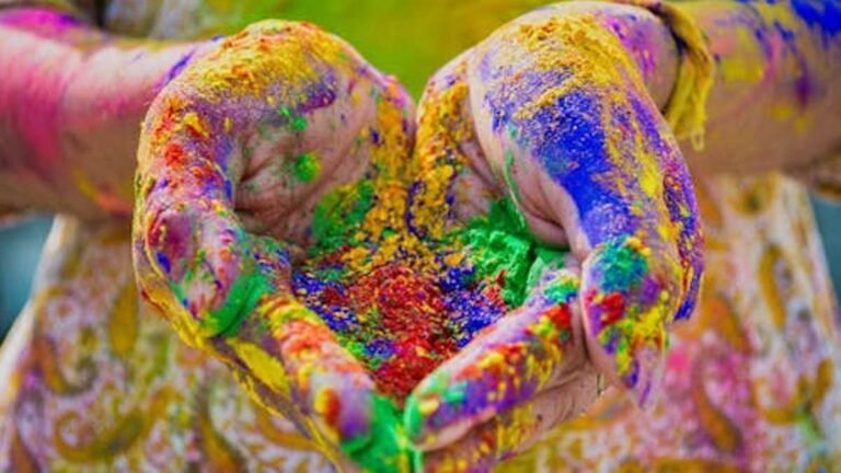 होली 2026 दान की थाली और रंग-गुलाल।