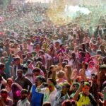 होली 2026 के अवसर पर रंगों से सराबोर युवाओं की खुशहाल टोली।
