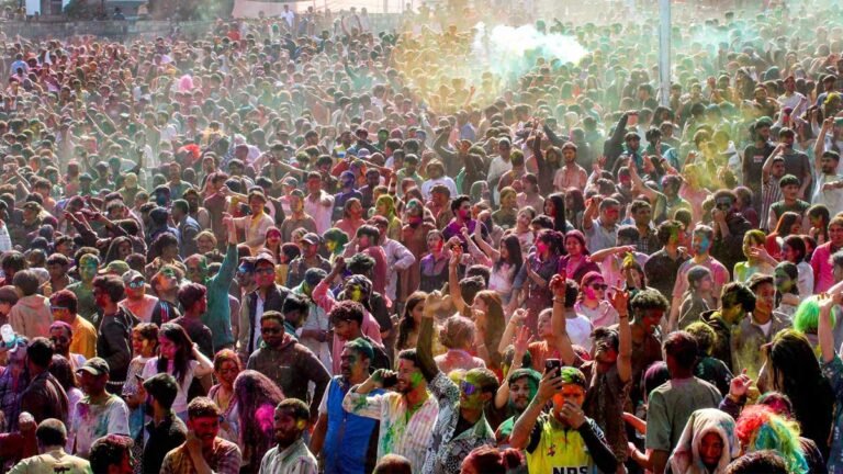 होली 2026 के अवसर पर रंगों से सराबोर युवाओं की खुशहाल टोली।