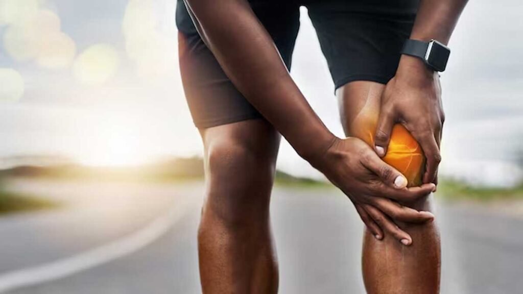 घुटनों के दर्द से परेशान व्यक्ति घरेलू उपाय करते हुए