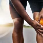 घुटनों के दर्द से परेशान व्यक्ति घरेलू उपाय करते हुए