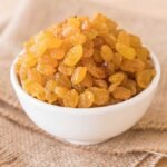 धूप में सुखाए जा रहे ताजे अंगूर से बनती किशमिश