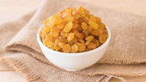 धूप में सुखाए जा रहे ताजे अंगूर से बनती किशमिश