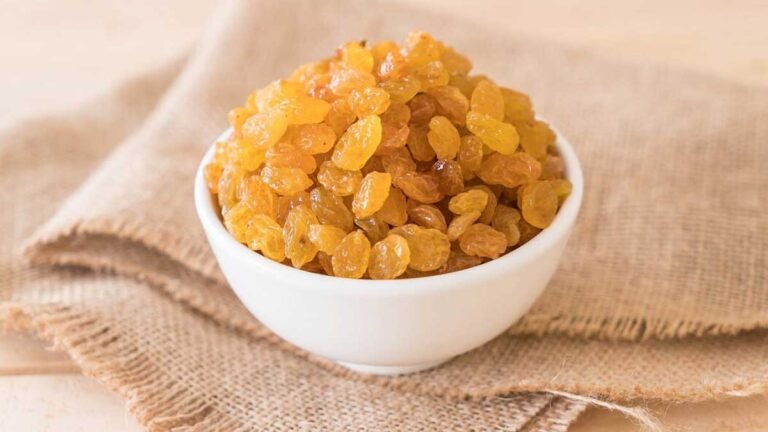 धूप में सुखाए जा रहे ताजे अंगूर से बनती किशमिश