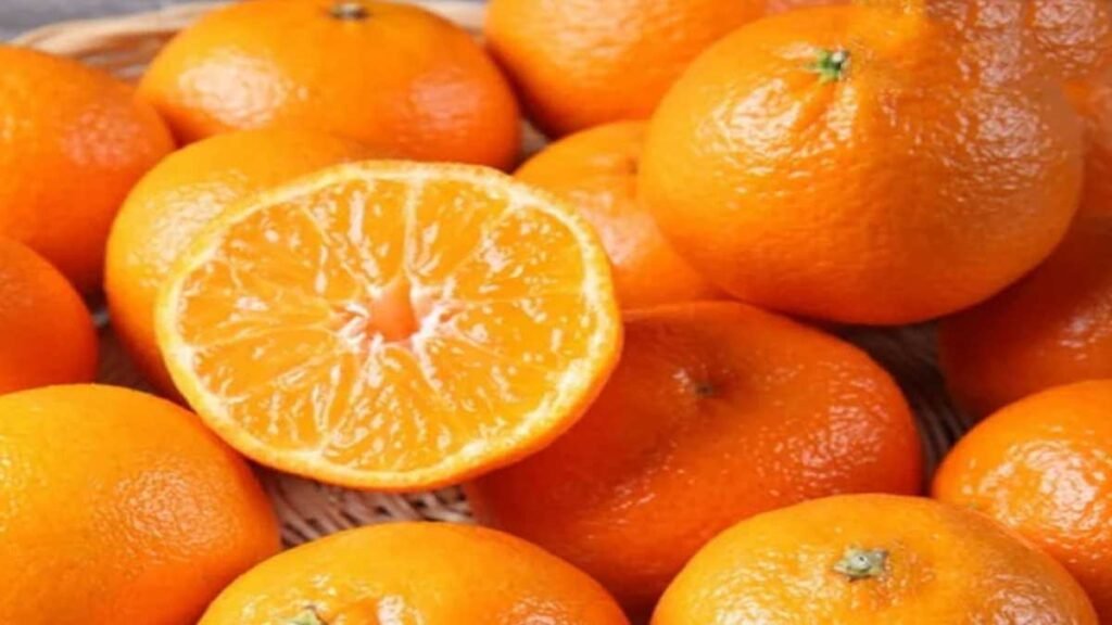 बाजार में मीठे और ताजे संतरे का चयन करते हुए