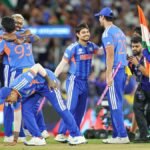 अहमदाबाद में टी20 वर्ल्ड कप जीत के बाद भारतीय टीम जश्न मनाते हुए