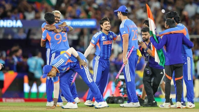 अहमदाबाद में टी20 वर्ल्ड कप जीत के बाद भारतीय टीम जश्न मनाते हुए