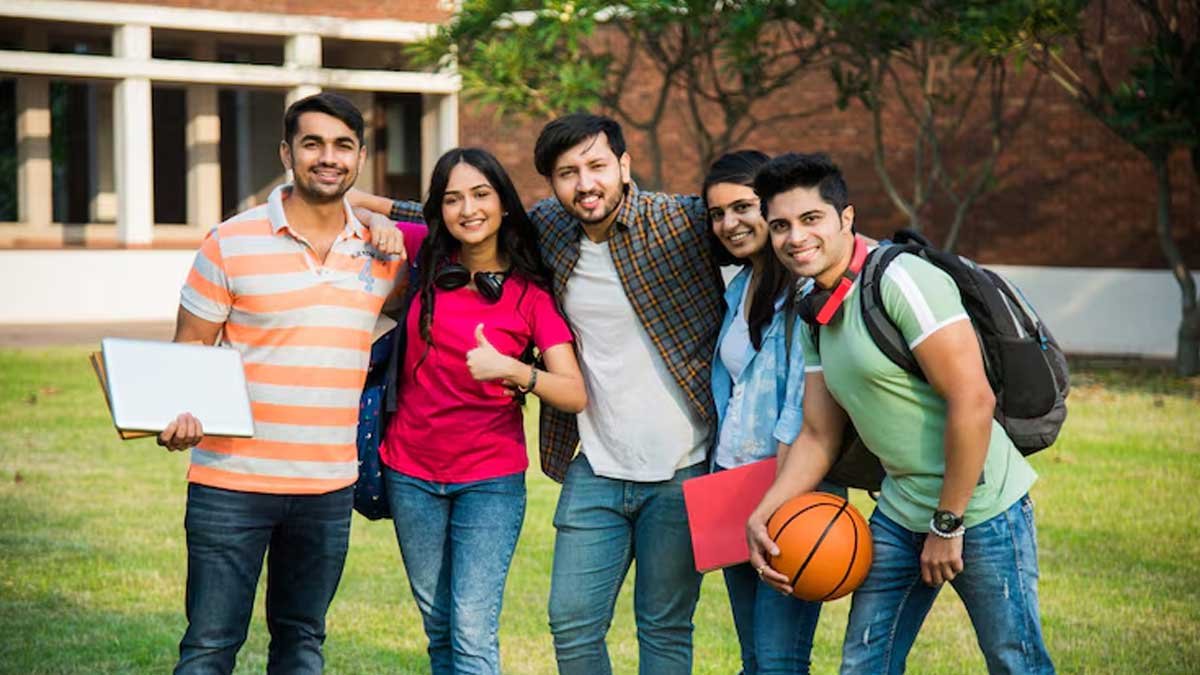 JEE Main 2026 city slip डाउनलोड करते छात्र